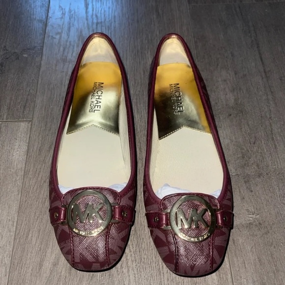 FAIRLY NEW MICHAEL KORS FLATS - Picture 1 of 7